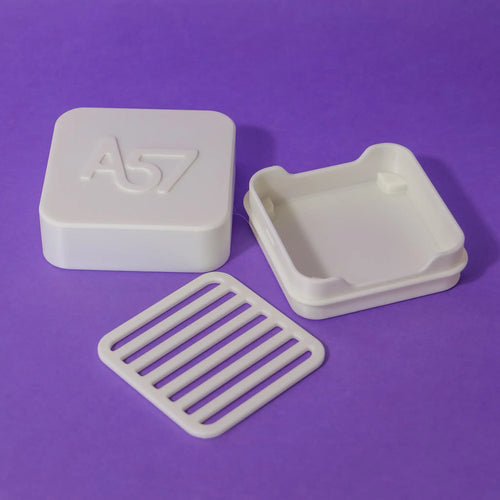 Caja de Viaje A57 abierta con barra de shampoo sólido dentro
