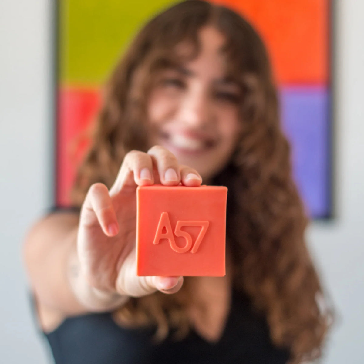Barra A57 en la mano, cabello con textura